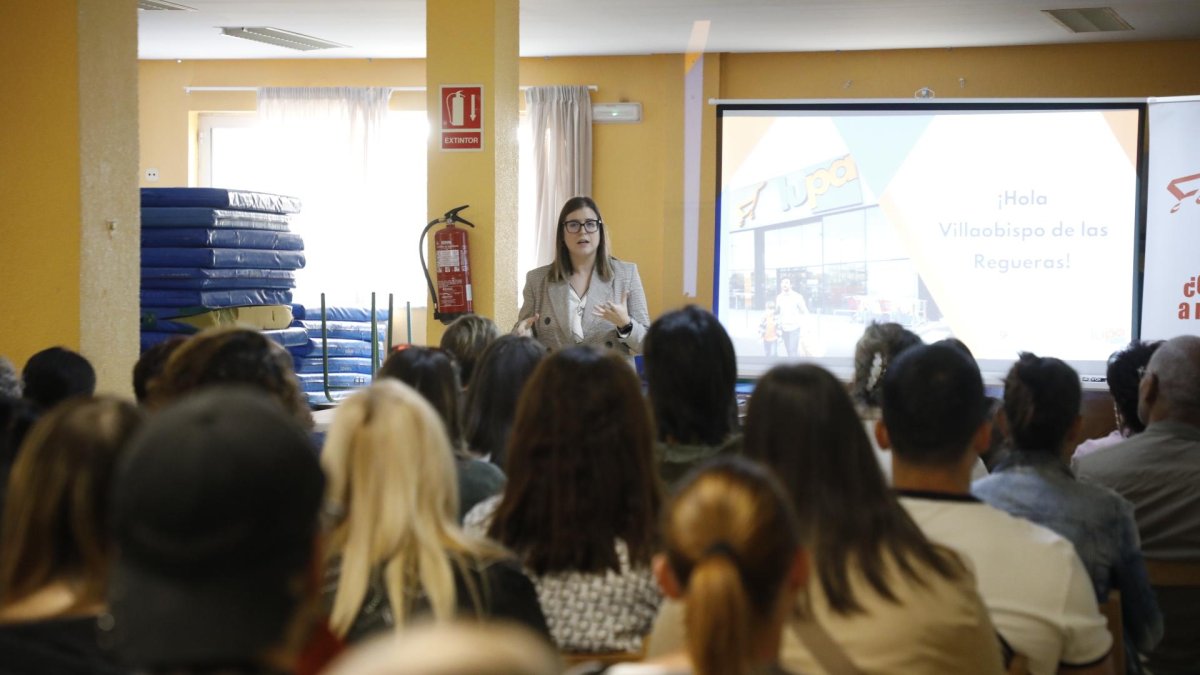 Explicaciones sobre los puestos de trabajo que ofertará el supermercado que la firma Lupa abrirá en Villaobispo a principios del próximo año.