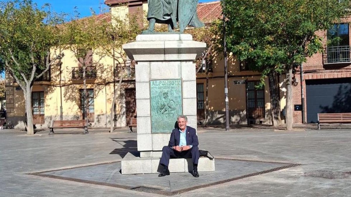 Miguel Ángel Revilla, junto a la estatua de Alfonso IX en la plaza de Santo Martino