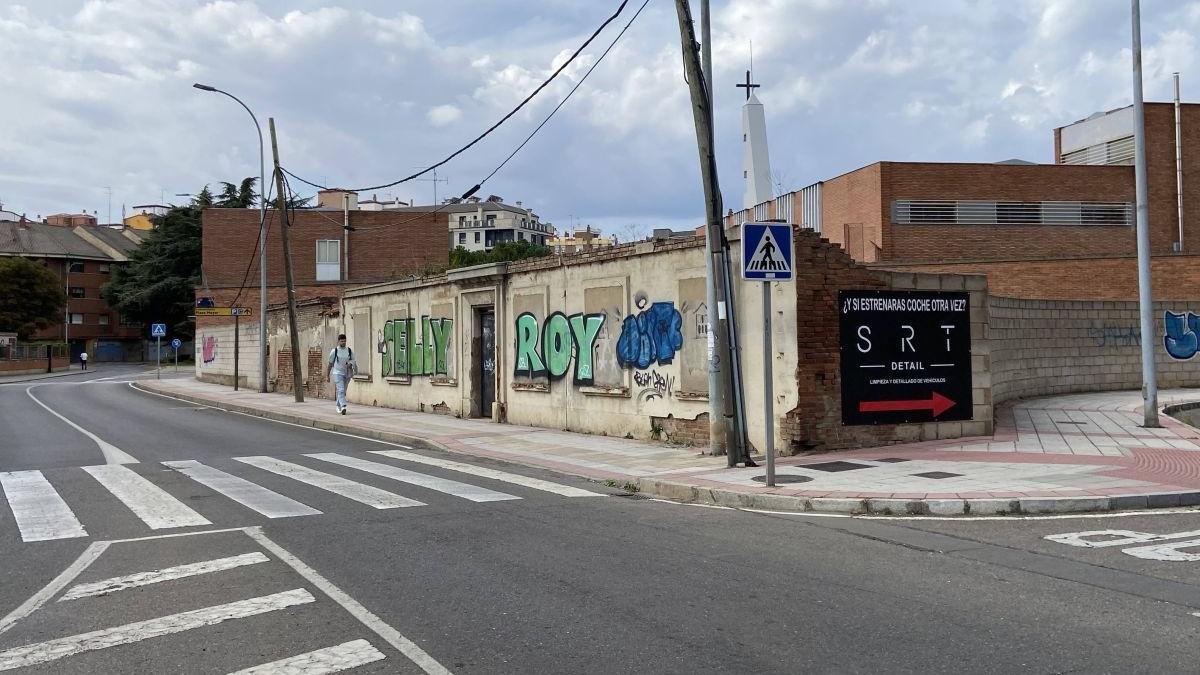 La parcela linda con el camino de La Granja, la calle La Vitigera y el convento recién abandonado por las Agustinas Recoletas.