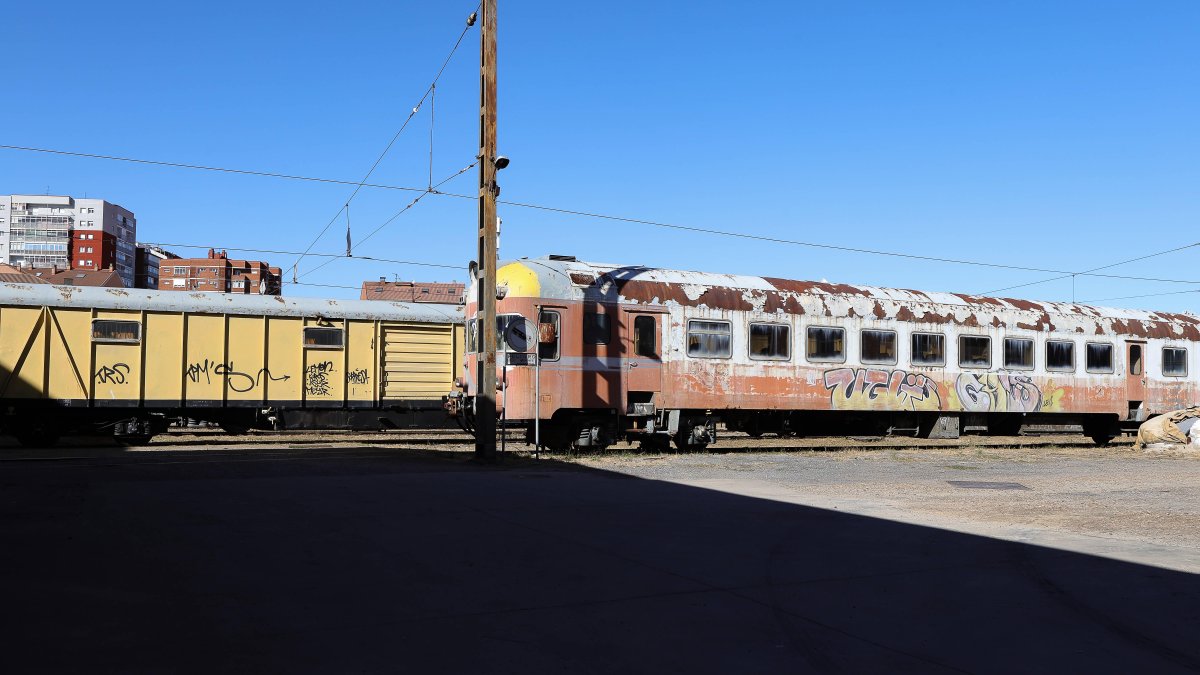 El Obispo, en el exterior del taller de Renfe