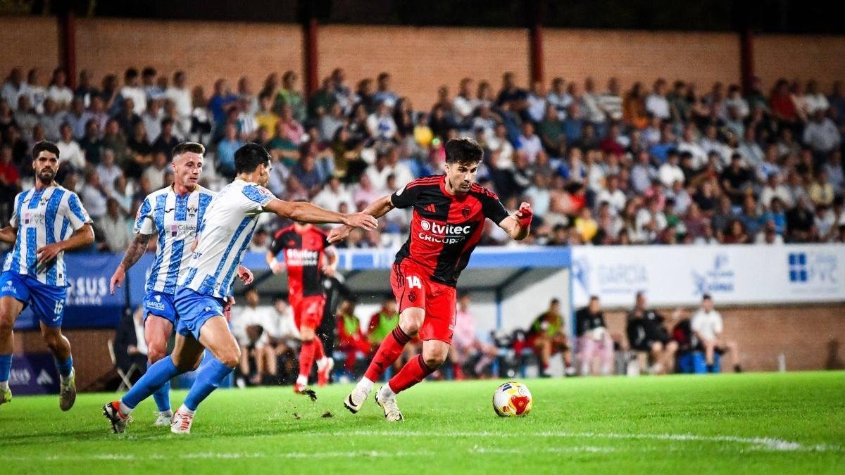 Xemi, en un lance con dos defensores del Talavera, fue el autor del gol del triunfo de la Deportiva en el minuto 71 del encuentro.