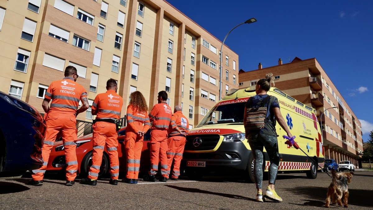Un atrincherado en el barrio de Eras de Renueva amenaza con suicidarse desde lo alto del edificio.