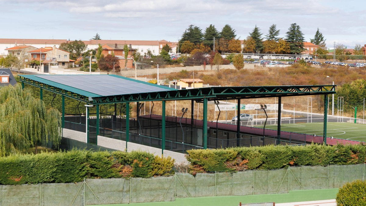 Las placas se han colocado en el tejado de las nuevas pistas del polideportivo.