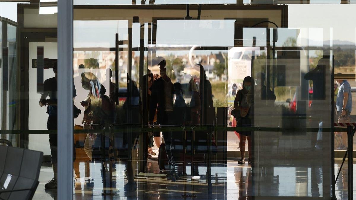 Pasajeros en el Aeropuerto de León.