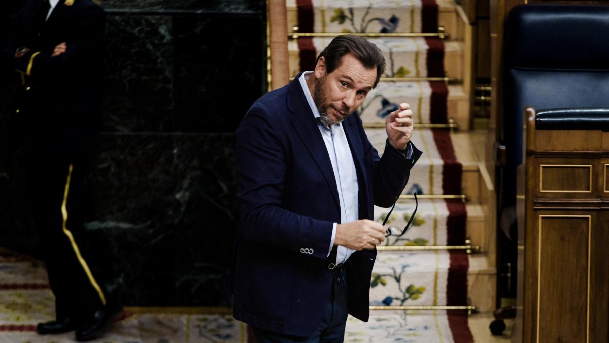 El ministro de Transporte y movilidad sostenible, Óscar Puente, al finalizar una sesión plenaria, en el Congreso de los Diputados, a 14 de octubre de 2025, en Madrid (España).