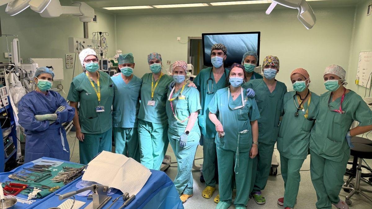 Equipo sanitario que participó en las operaciones pioneras con cuatro niños en el Caule.