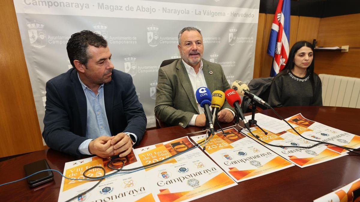 Javier Morán, Eduardo Morán y Zineb Bouzian en la presentación de la Feria.