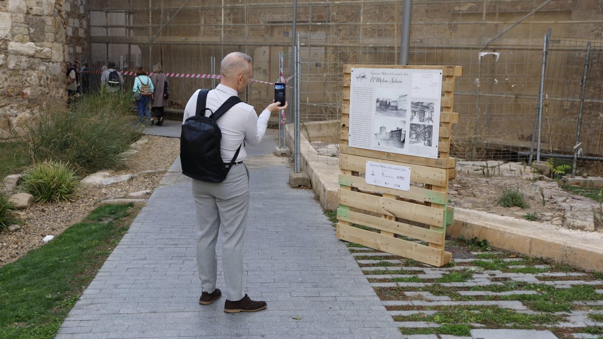 Exposición de fotos de molinos en Era del Moro, junto al último superviviente, el molino Sidrón