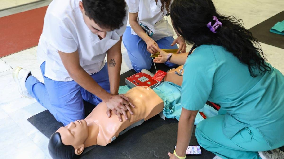 Estudiantes practican con uno de los modelos para la reanimación cardiaca. 