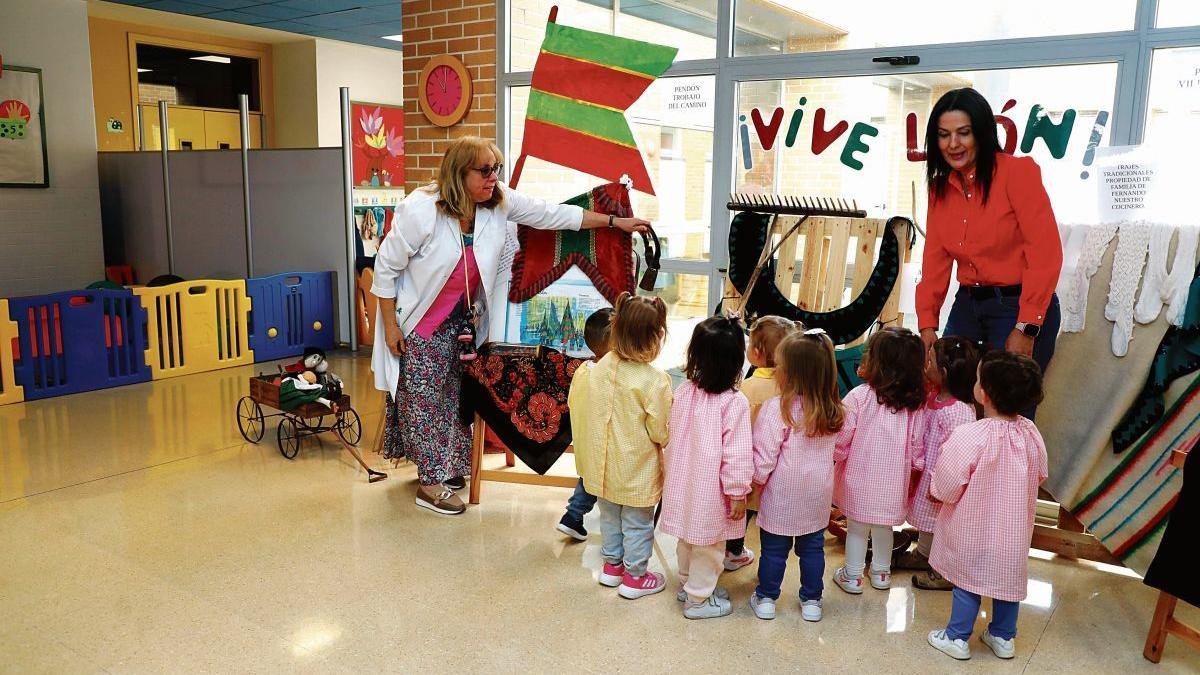 La alcaldesa de San Andrés del Rabanedo, Ana Fernández Caurel, en una visita reciente a la escuela infantil.