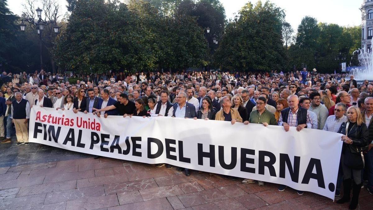 Cabecera de la manifestación, que arrancó de la estación de tren de Oviedo y se dirigió a la plaza la Escandalera.