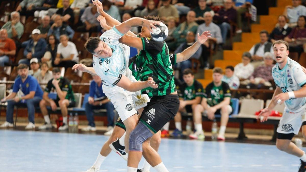 El Abanca Ademar salió airoso de un partido en el que dejó escapar una renta de seis goles para ganar por uno.