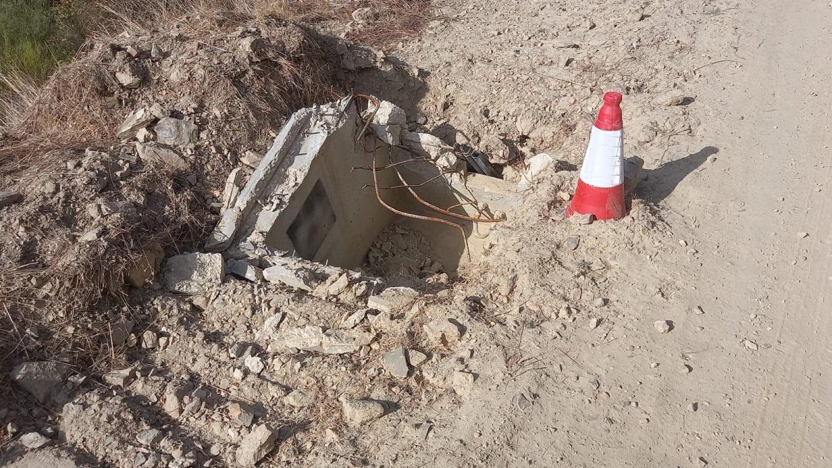 Estado en el que quedo una de las arquetas de la pista.