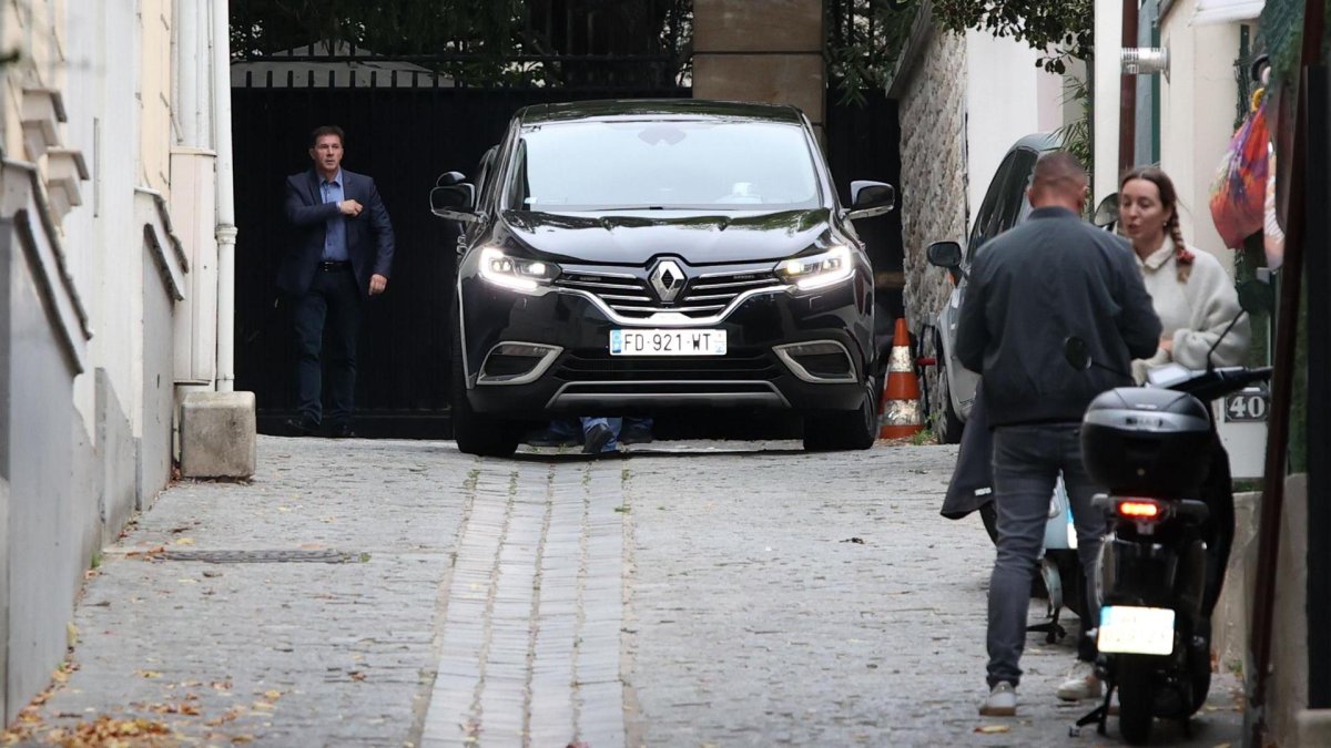 El coche del presidente Nicolas Sarkozy. EFE/EPA/SADAK SOUICI.