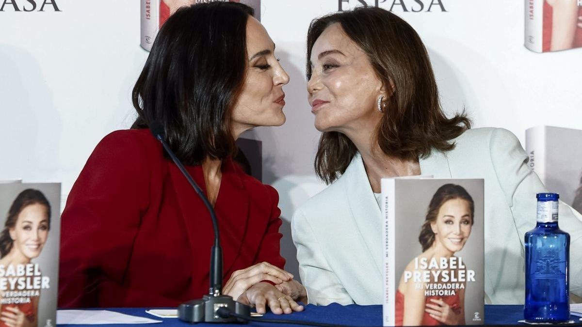 Tamara Falcó besa a su madre en la presentación del libro de su madre.