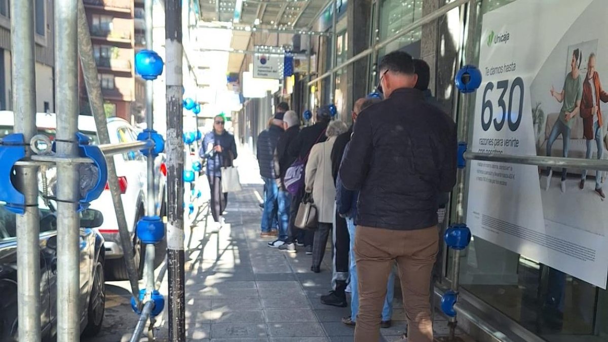 Primeras colas para comprar la Lotería de Navidad en León.