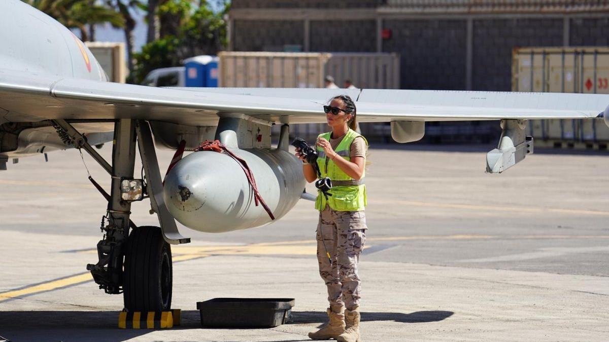 La joven leonesa con uno de los Eurofigther en el ejericio internacional en Canarias.