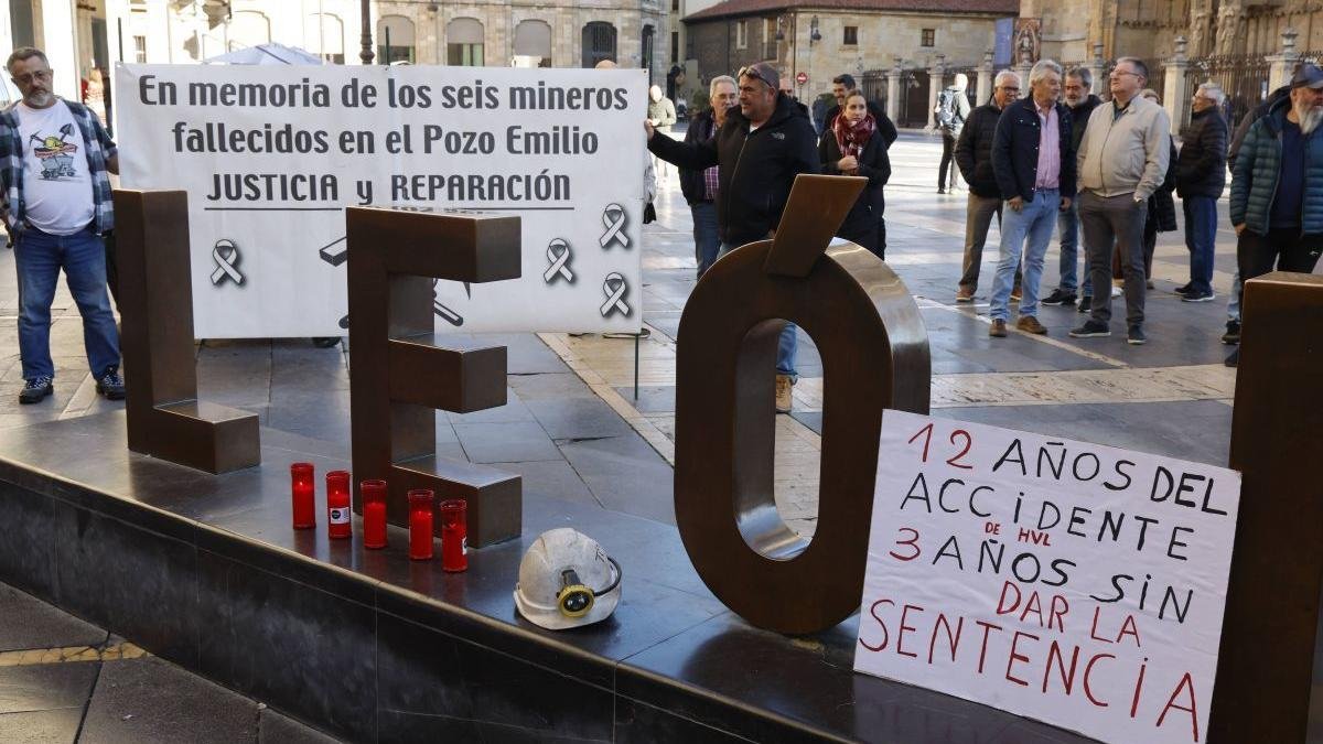 Amigos, familiares y compañeros de los seis mineros, ayer junto a la Catedral.