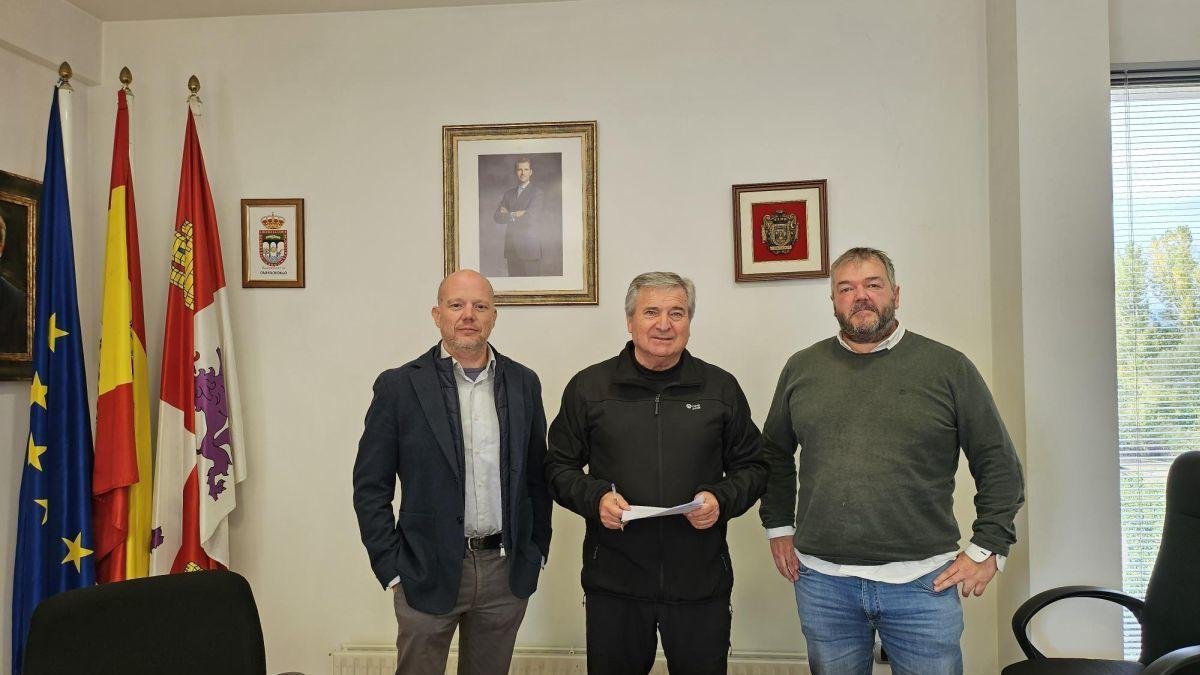 La firma fue en el Ayuntamiento de Carracedelo.