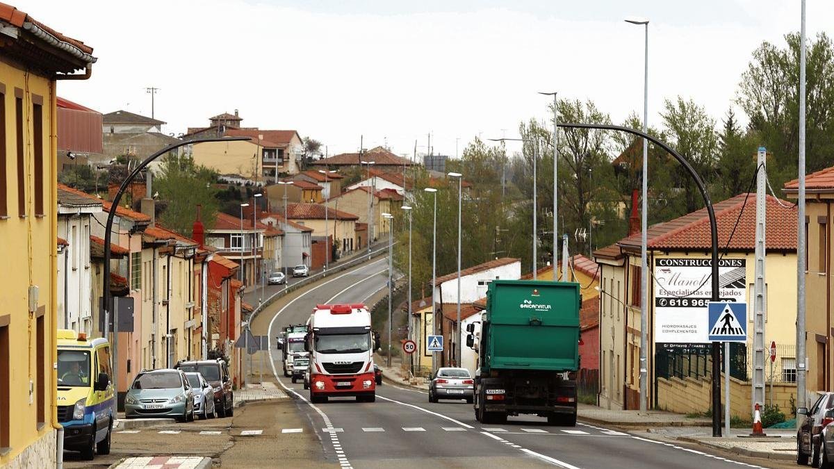 El tráfico en el tramo de la N-120 a su paso por Valverde de la Virgen pueblo y San Miguel es muy intenso.