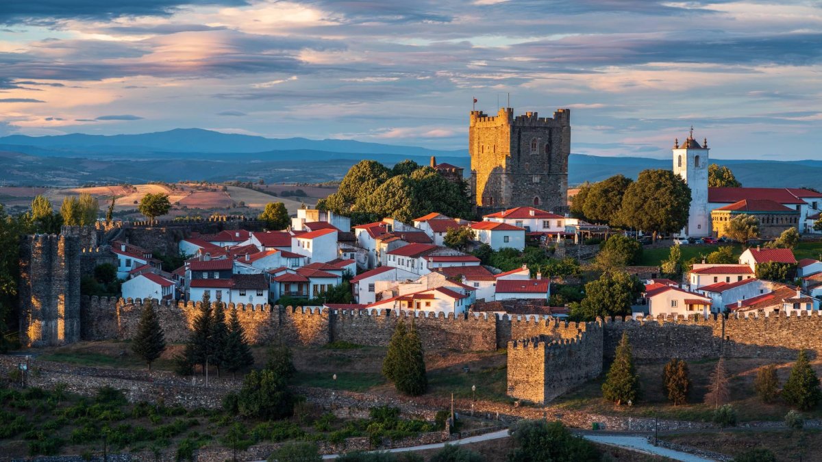 El casco histórico de Bragança conserva su trazado medieval, con murallas intactas, tejados rojizos y una fortaleza que domina el paisaje del norte portugués.