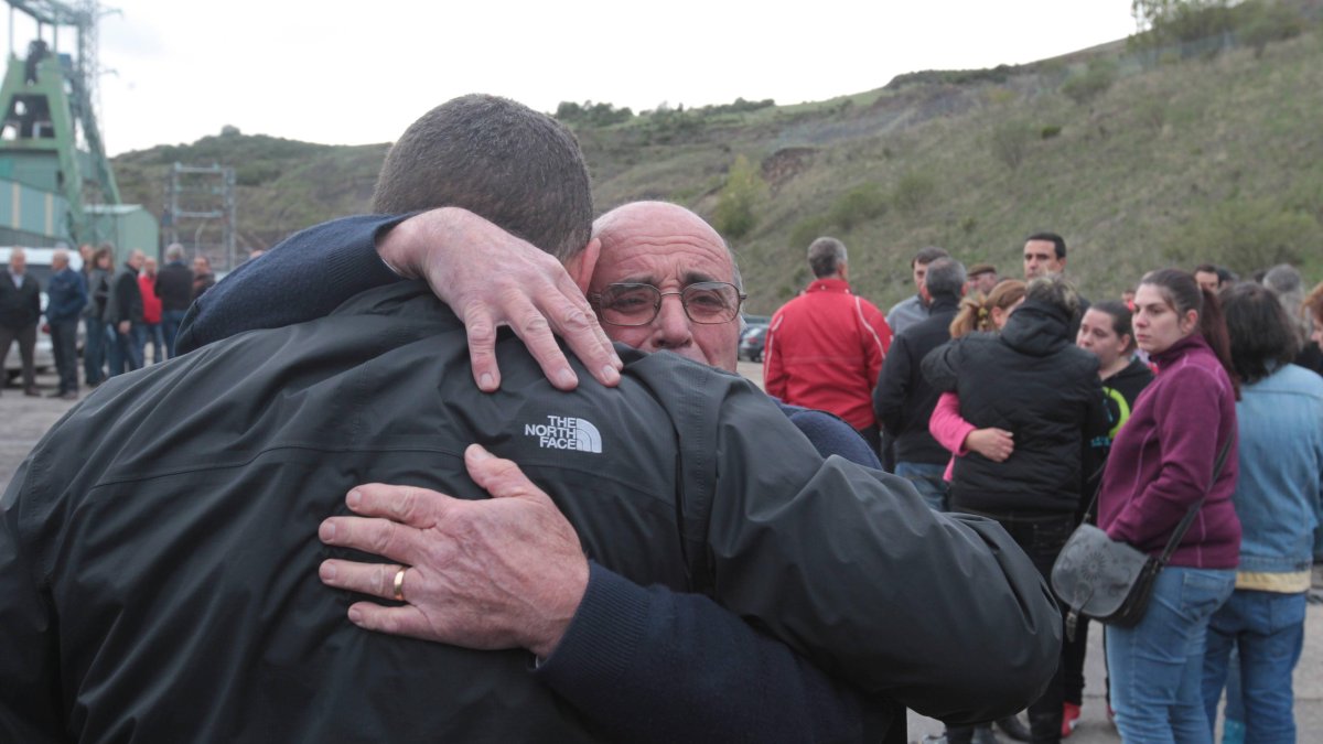 Un escape de grisú deja seis muertos y cinco heridos en el Pozo Emilio del Valle que la Hullera Vasco Leonesa tenía en Llombrera de Gordón. Fue en 2013.