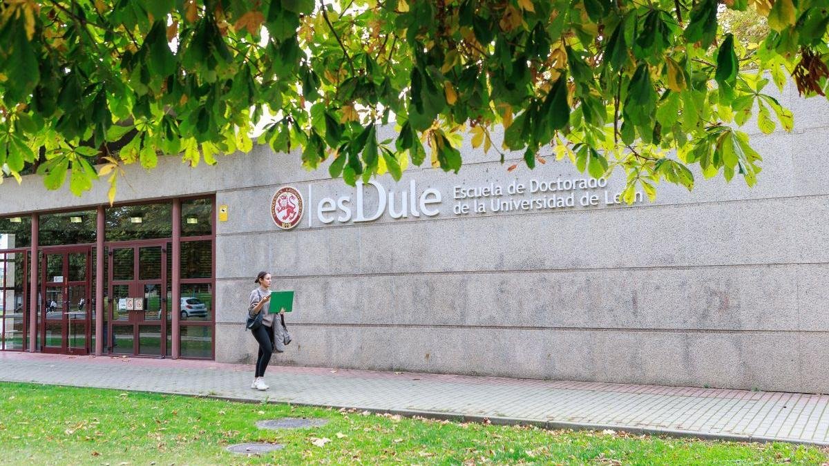 Una universitaria camina por delante de la Escuela de Doctorado, en uno de los anexos del edificio EGA.