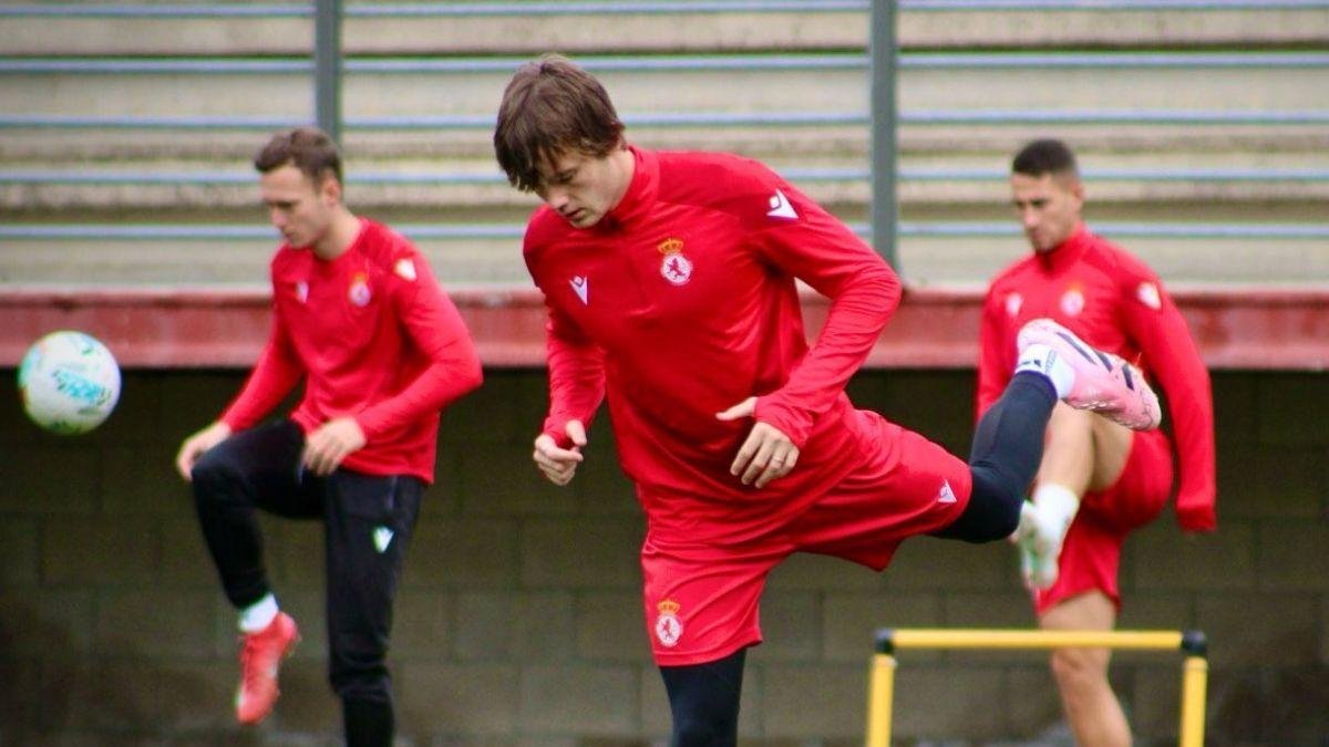 La Cultural, en la sesión de entrenamiento de este jueves preparando el partido del sábado en el Reino.