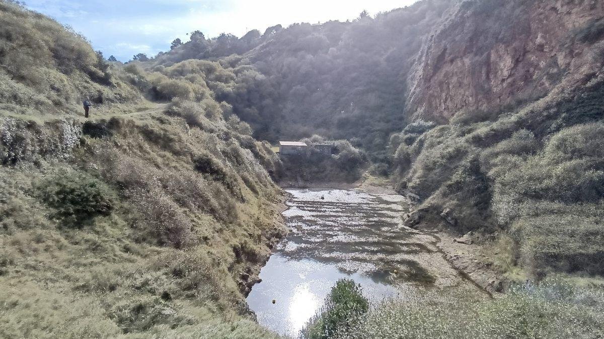 La balsa de la mina de Berbes donde van a investigar si hay restos humanos.