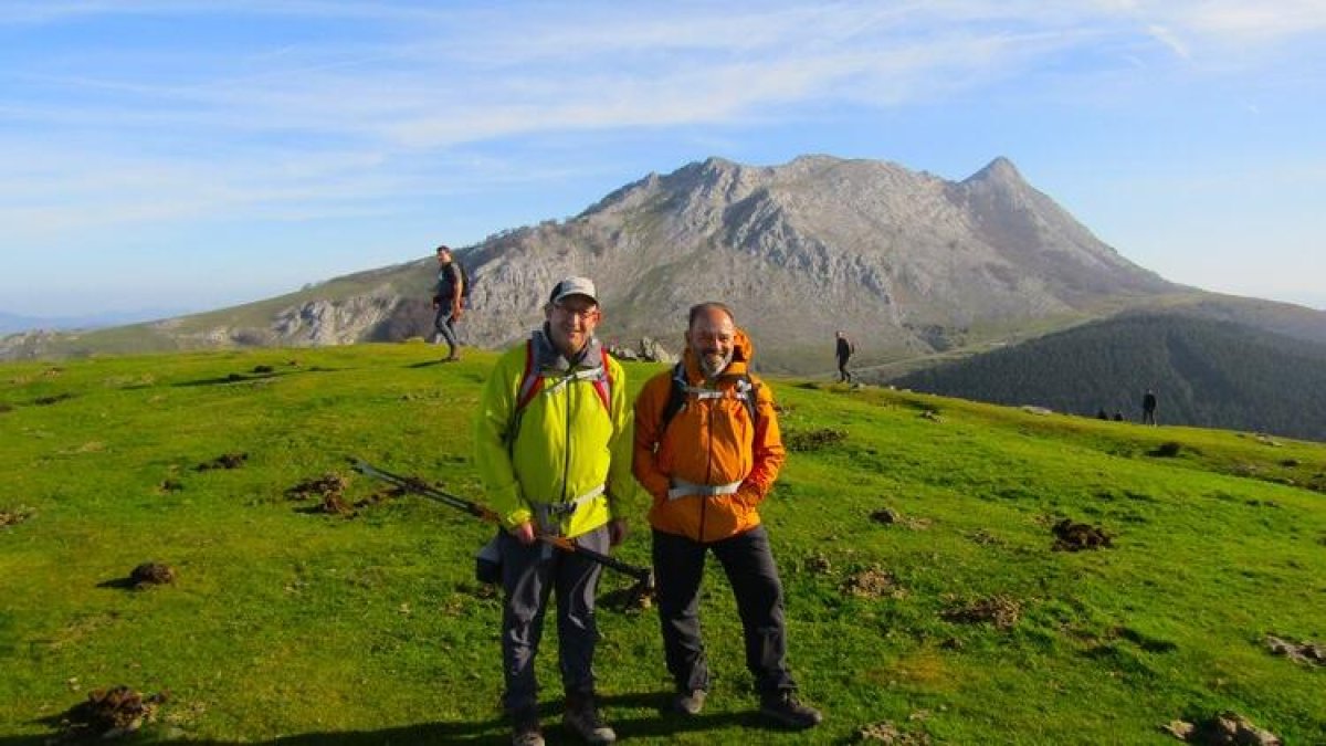 Un montañero leonés culmina el primer recorrido por la Cordillera Cantábrica de extremo a extremo, junto a otro aficionado de Lugo