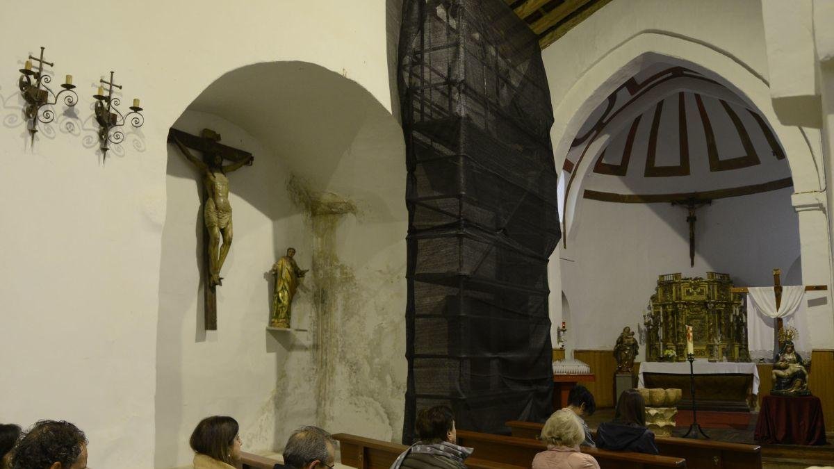 Las humedades son más que evidentes en el interior.