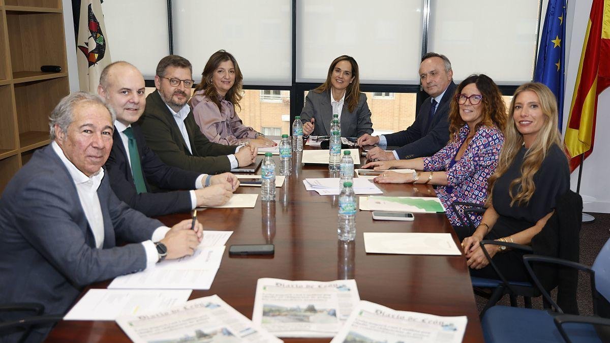 Joaquín S. Torné, (director de Diario de León), Alejandro Hidalgo (Caja Rural), Roberto Vidal (Xeridia), Nuria González (ULE), Adriana Ulibarri (presidenta de Diario de León), Luis E. Ortega (vicecon. Transformación Digital) Mª José Gutiérrez (Telefónica) y Silvia Herrero (Iberdola) El neurocirujano Antonio Mostaza, premio Innova Diario de León 2025