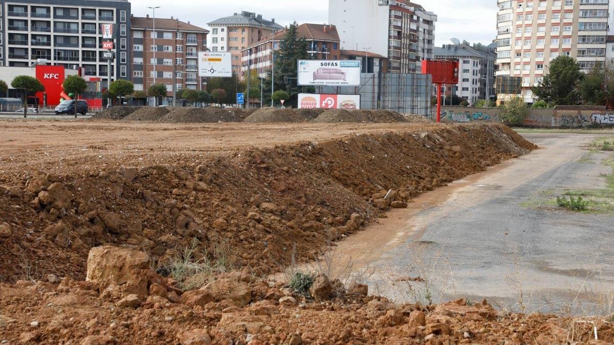 El desmonte de tierra de otras obras hace que el desnivel del descampado de Carrefour empiece a atenuarse.  El solar de Los Osorios lo atravesará una nueva calle.