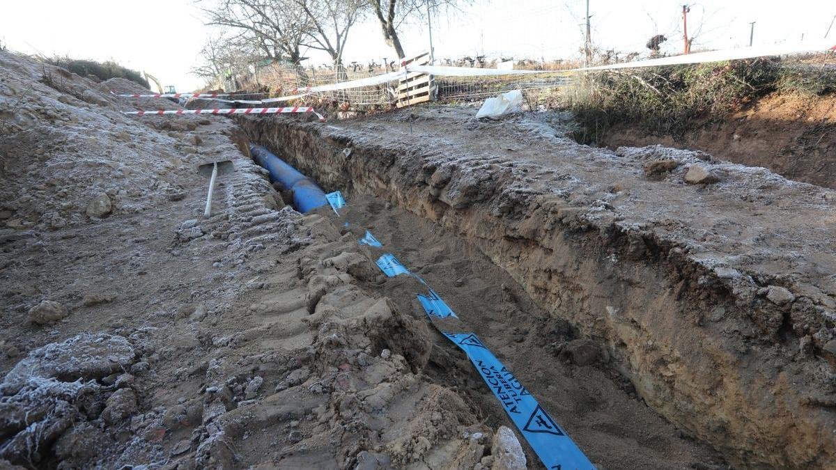 Obras de abastecimiento en uno de los pueblos de la comarca del Bierzo.