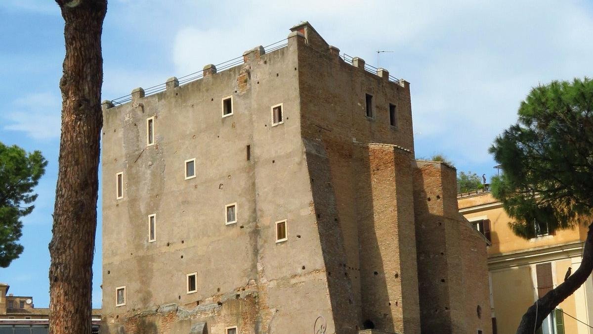 Se derrumba una torre medieval en el centro de Roma