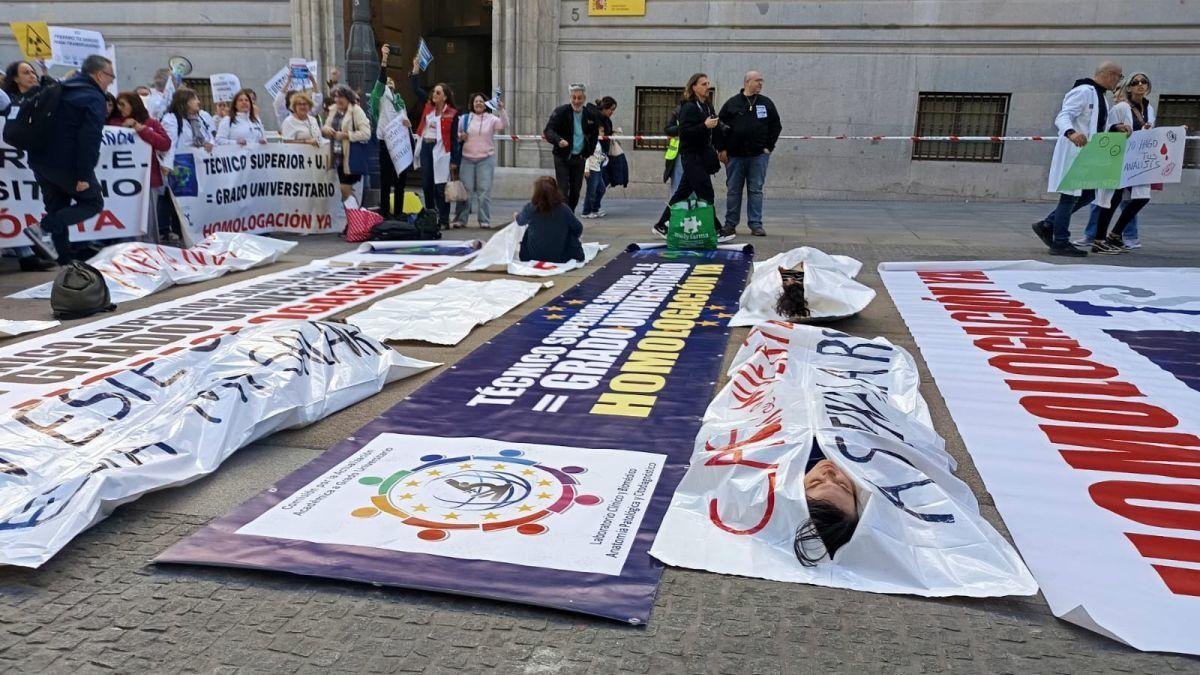 Decenas de TSS de León acudieron ayer a una manifestación en Madrid por la reclasificación y 'entrar' en el Estatuto Marco.