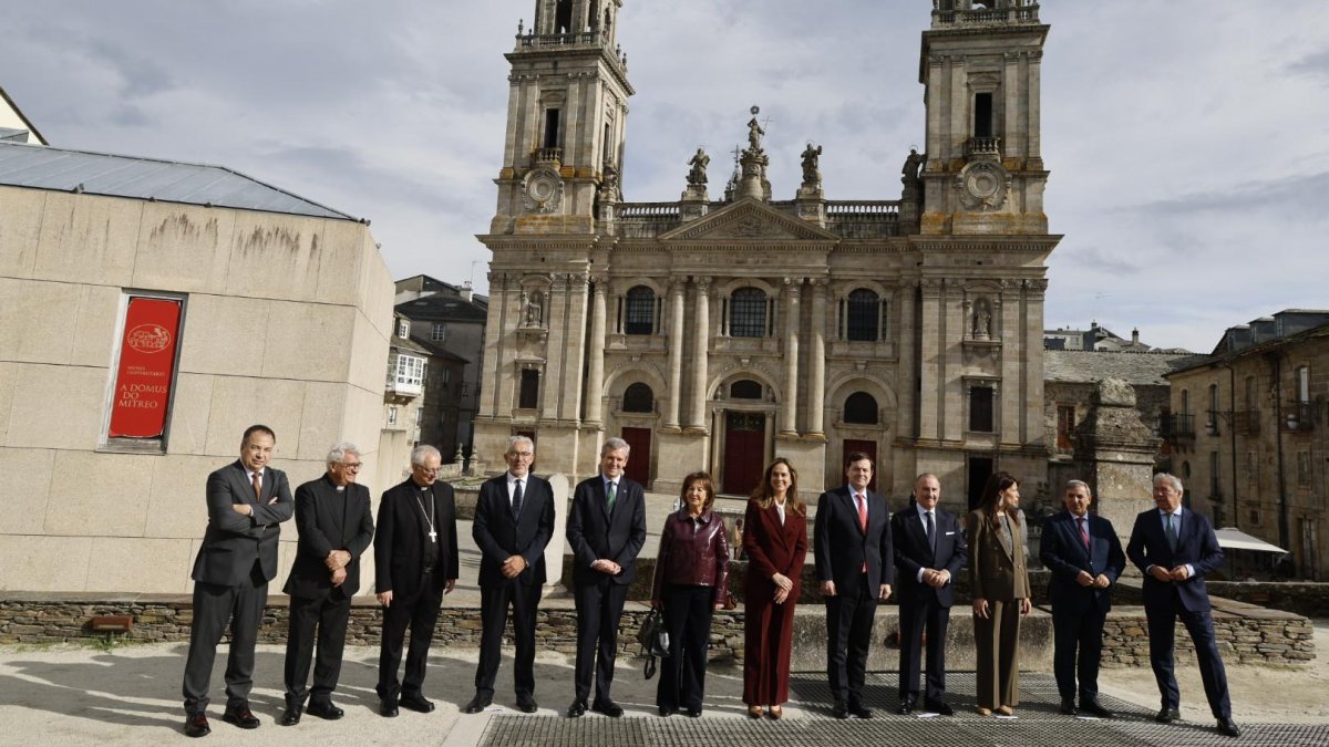 Foto de familia antes de comenzar el encuentro en la catedral de Lugo.