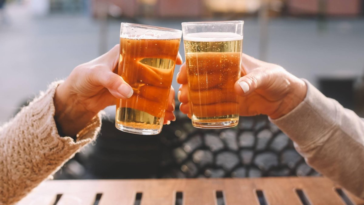 Brindar con una caña es un gesto cotidiano, pero pocos saben que la cerveza puede favorecer la acumulación de grasa abdominal si no se consume con moderación ni se compensa con actividad física.