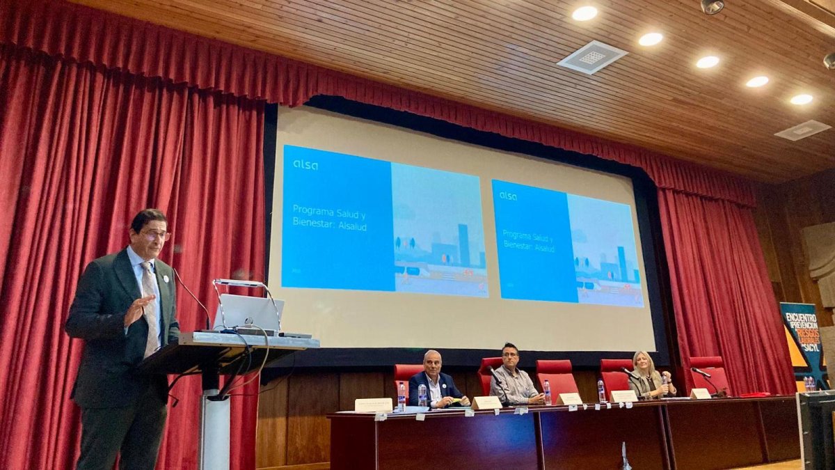 El jede de servicio de Seguridad y Salud en el Trabajo de la Dirección General de Personal y Desarrollo Profesional moderó la segunda mesa de redonda del encuentro sobre prevención.