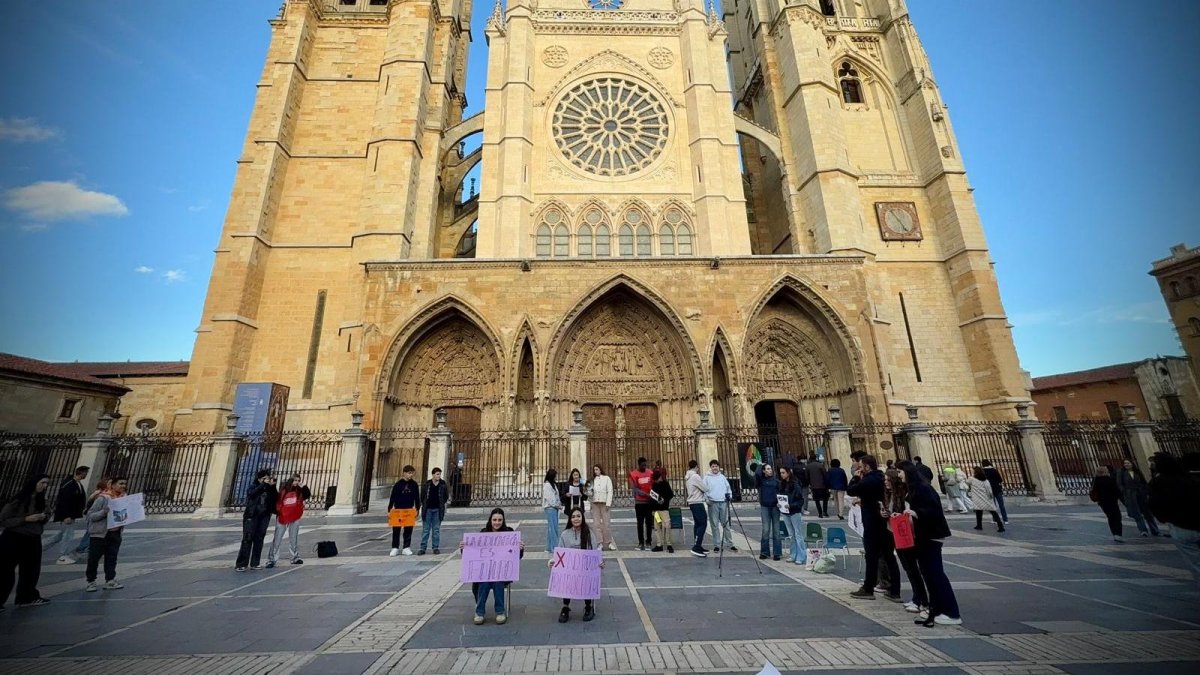 La acción del voluntariado de Entreculturas en la Catedral, el sábado 8 de noviembre.