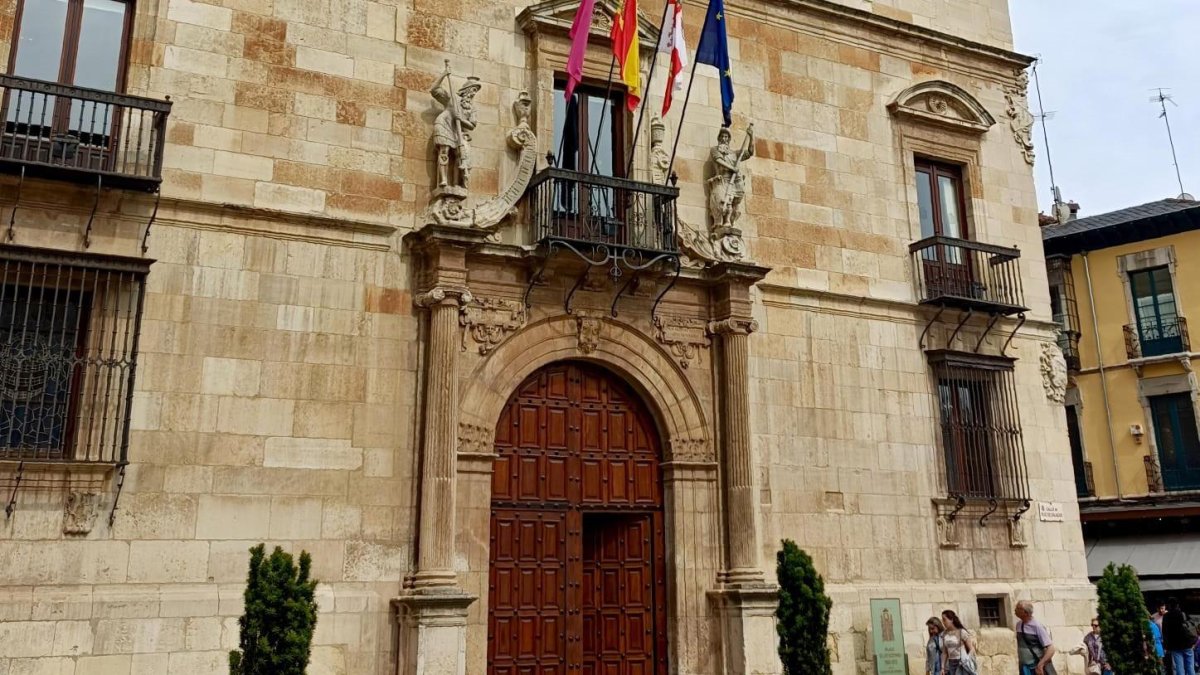 Fachada del Palacio de los Guzmanes, sede de la Diputación de León.