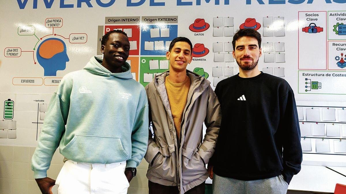 Haillu Estampes Mateu, Illias Kannane y Julián Laure, en su clase del Tecnológico Industrial.