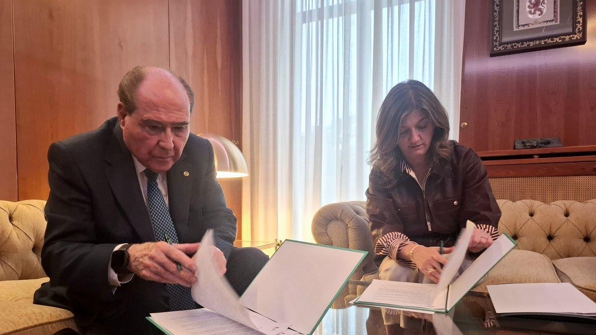 Miguel Ángel Escotet y Nuria González, durante la firma del acuerdo marco.