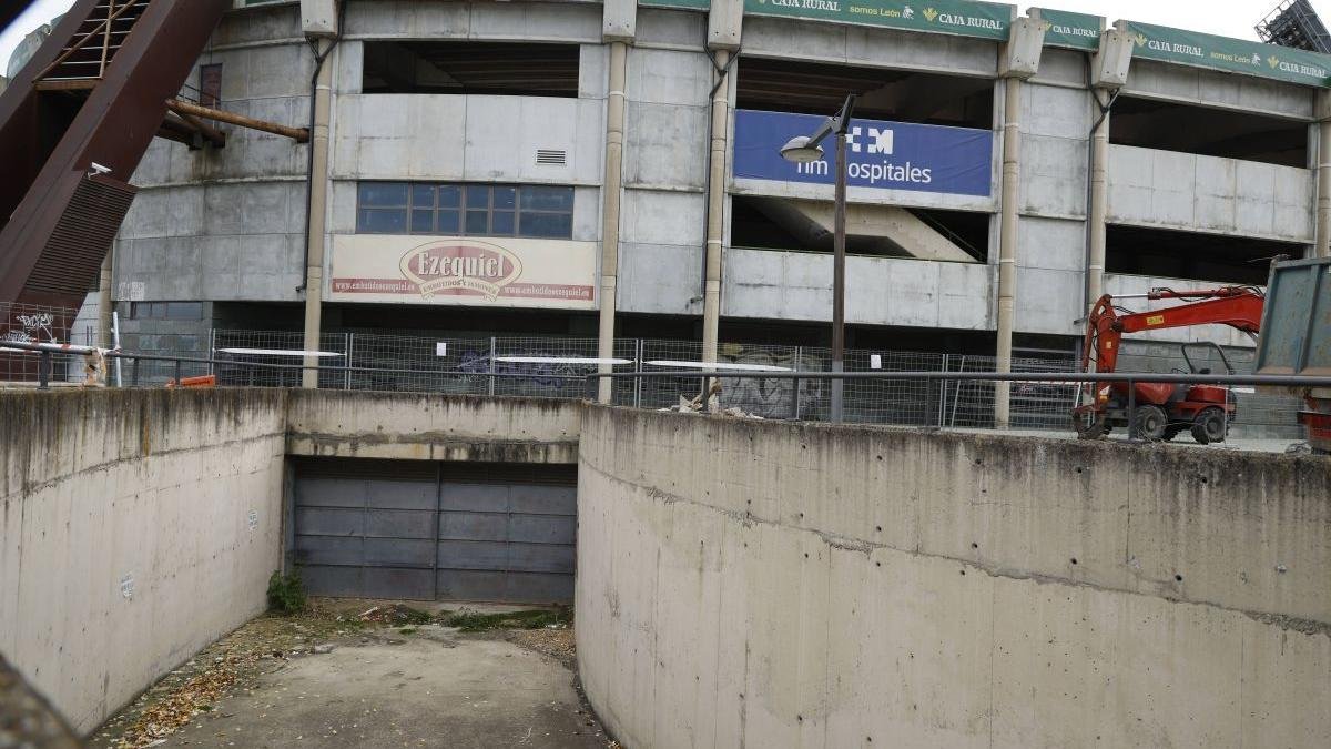 El parking subterráneo del estadio Reino de León lleva meses reformado, pero van trece jornadas de Liga y aún no se ha abierto.