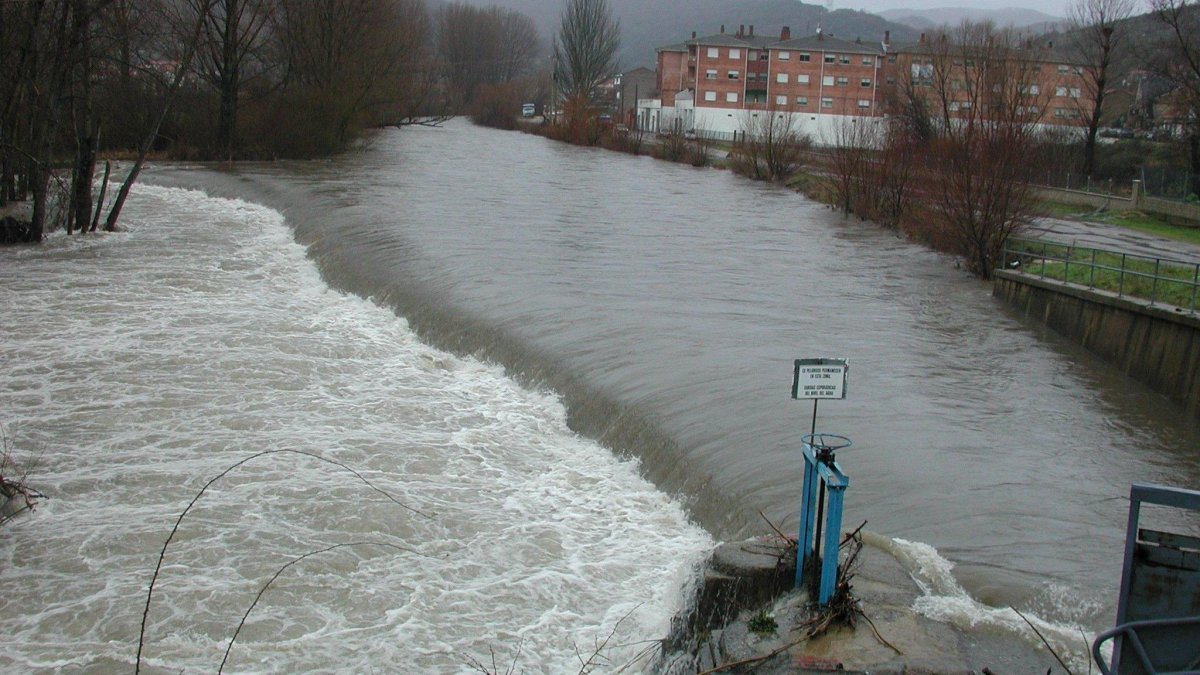El río Bernesga en una crecida a su paso por la comarca de Gordón.