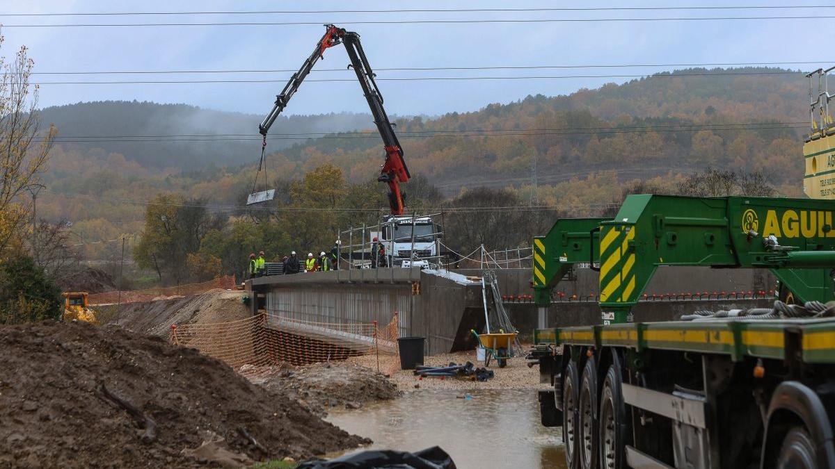 El nuevo puente en La Robla supone una inversión de casi tres millones de euros.