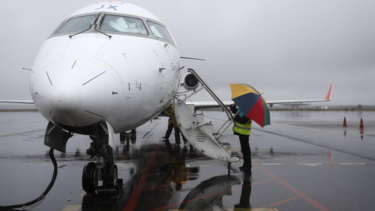 Una aeronave reposta en el aeropuerto de Léon.