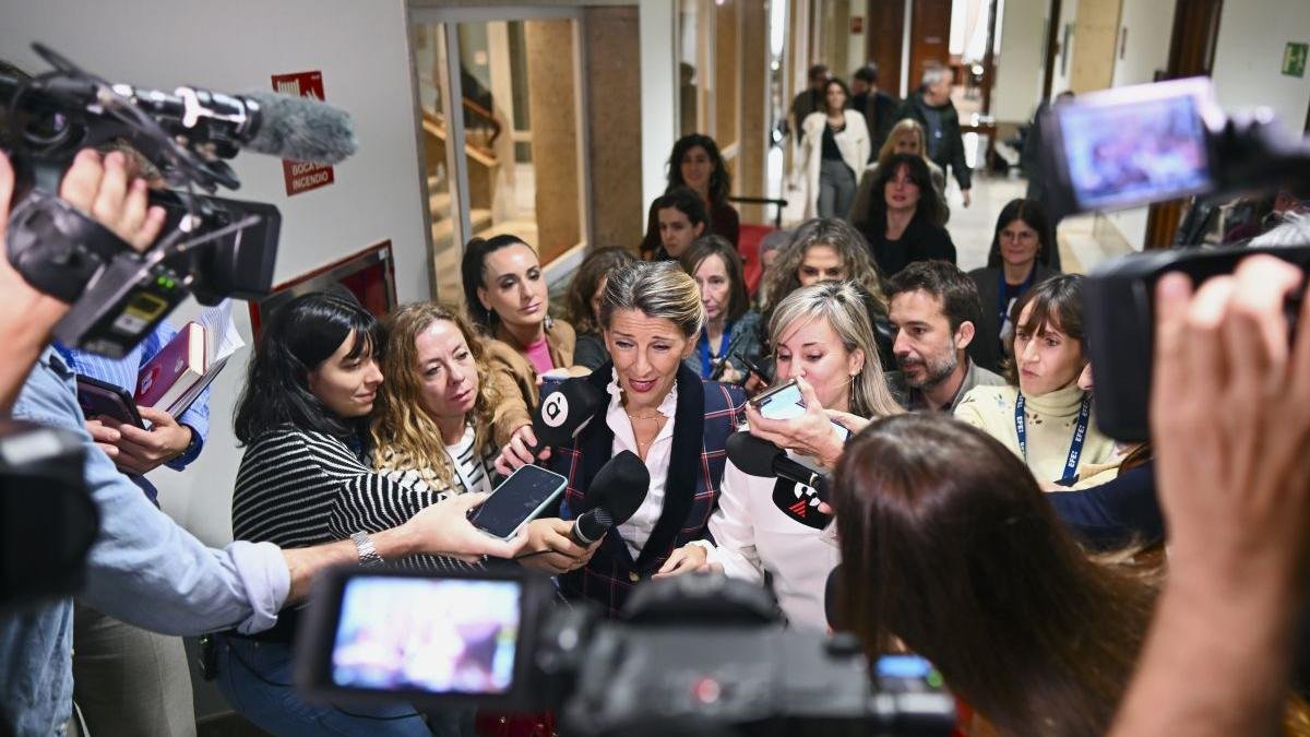 Yolanda Díaz responde a los periodistas.