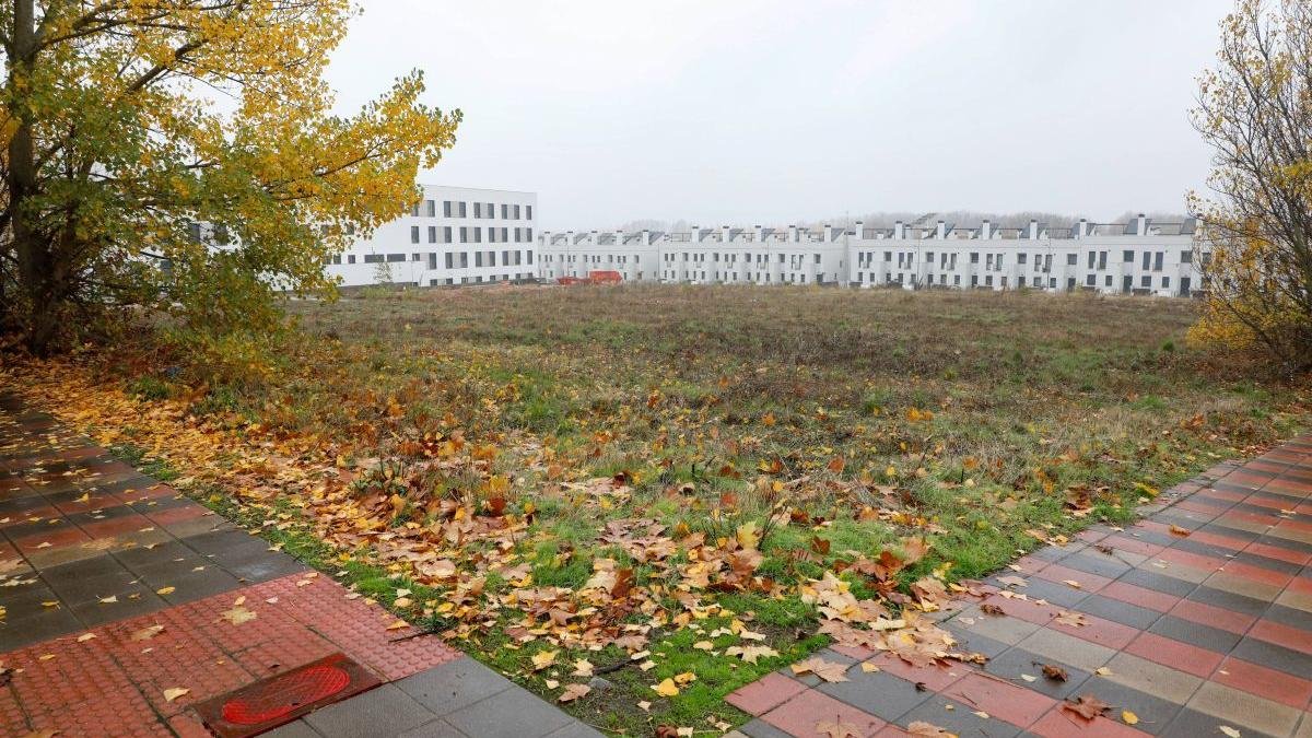 La parcela en la que se planea ejecutar la piscina olímpica está en la carretera de Carbajal, frente a la rotonda de acceso a la urbanización Reino de León.