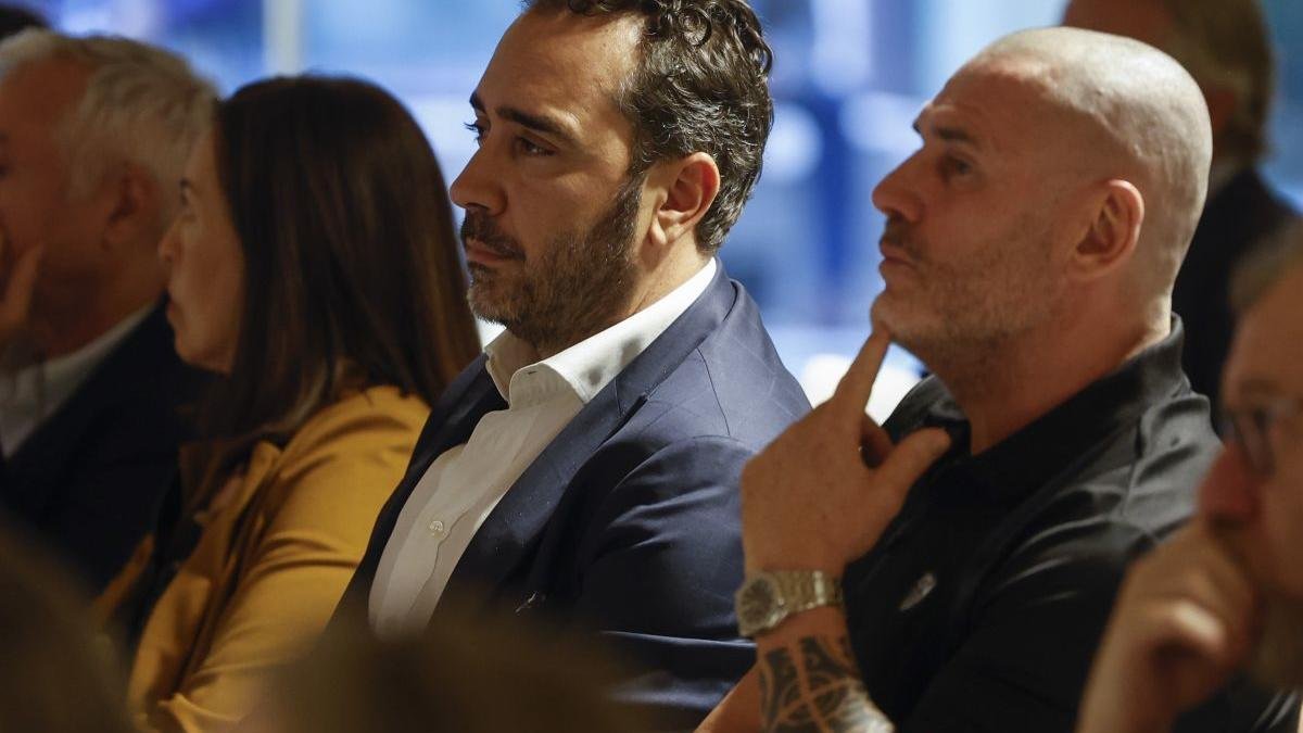 Víctor de Aldama y Daniel Esteve, de Desokupa, en un acto de Espinosa de los Monteros.